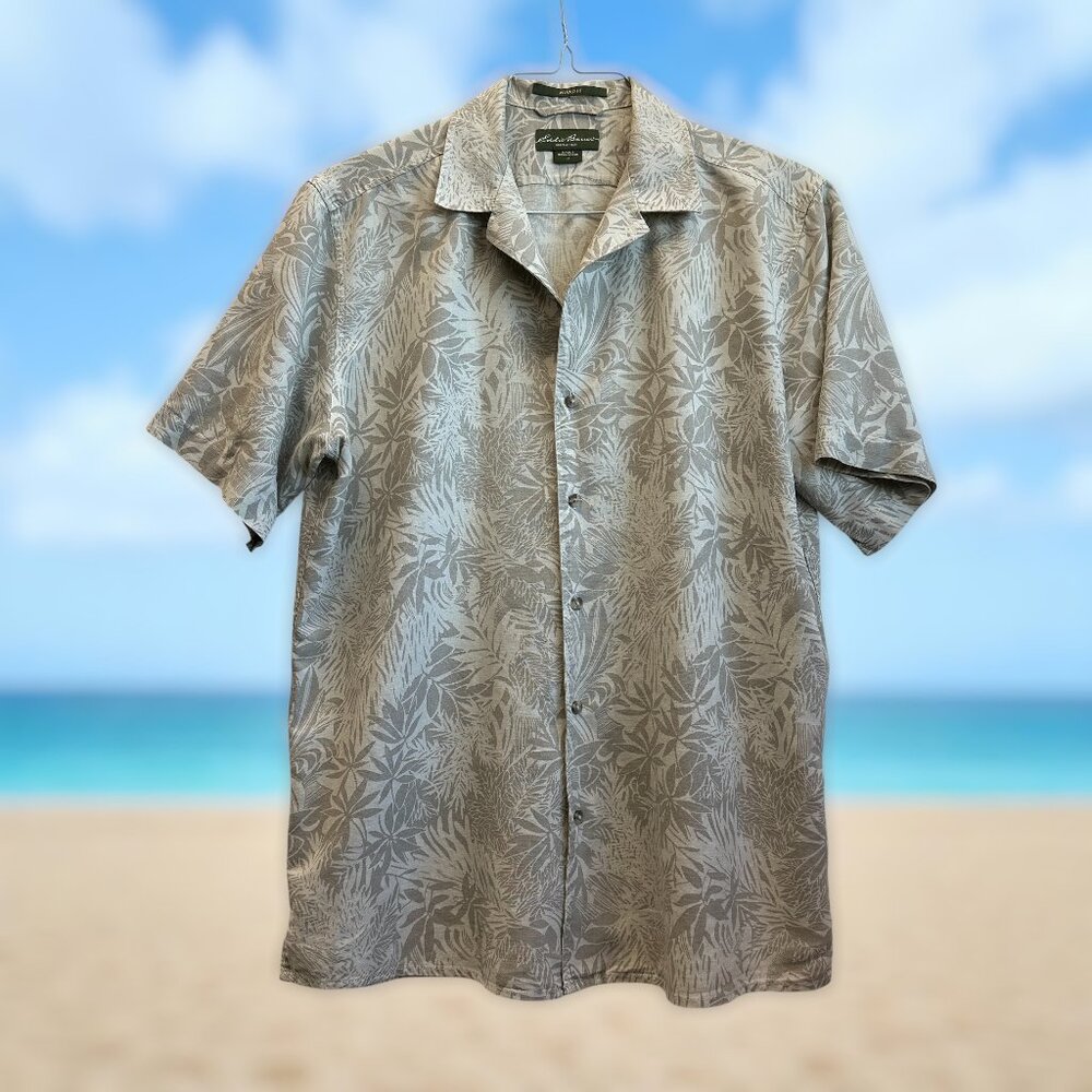 Classic Eddie Bauer men's short sleeve shirt M relaxed fit. Sage/Tan tropical